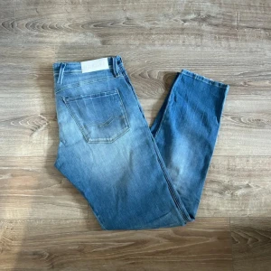Replay jeans - Ett par Replay jeans i toppskick. Riktigt snygg tvätt. Storlek 31/34. Bara att höra av sig vid frågor😊