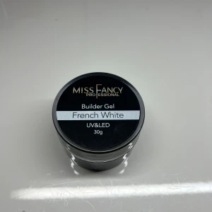 Builder Gel French White från Miss Fancy - Miss Fancy Professional Builder Gel i färgen French White, perfekt för att skapa eleganta naglar. Gelen är UV och LED-kompatibel och kommer i en burk om 30g. Perfekt för fransk manikyr och ger en hållbar och stark finish.