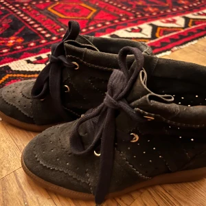 Isabel Marant skor - Snygga och trendiga Isabel Marant skor i modellen bobby, perfekta för vår och sommar då de är mycket svala🤗 Köpta på second hand och använts få tal gånger av mig!! 😌💞 Har små defekter av användning men inget som man ser mycket på från utsidan!