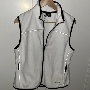 Vit fleeceväst från Clique - Säljer en vit fleeceväst från Clique med svarta detaljer och dragkedja. Västen är i str M men passar även S/XS. Tveka inte på att kontakta mig vid eventuella frågor eller minsta funderingar🙌