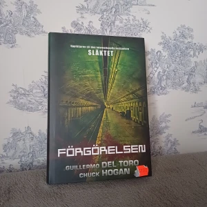 Förgörelsen - Boken 'Förgörelsen' av Guillermo Del Toro och Chuck Hogan är en fortsättning på den internationella bestsellern 'Släktet'. Den utforskar en dystopisk värld där mänskligheten kämpar mot en överväldigande fiende. Perfekt för dig som gillar spänning och skräck.