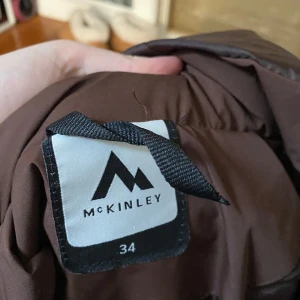 Brun dunjacka från McKinley - Säljer en brun dunjacka från McKinley. Nyköpt