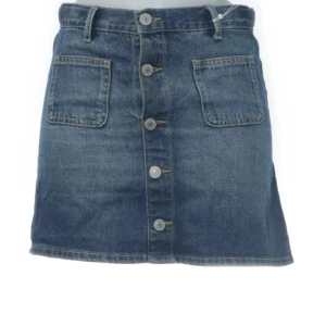 Levis jeanskjol - Säljer denna så himla fina jeanskjol. Säljer för att den tyvär inte kommer till användning längre. Den är i väldigt bra skick💗
