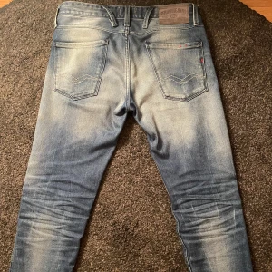 Replay anbass - Tja, jag säljer mina riktigt feta replay jeans i modellen ”anbass”. Dom är i storlek 28/32 och medföljer för även en replay påse och 2 tags. De är i 9/10 skick, inga defekter. Hör av er vid frågor eller funderingar!🤩