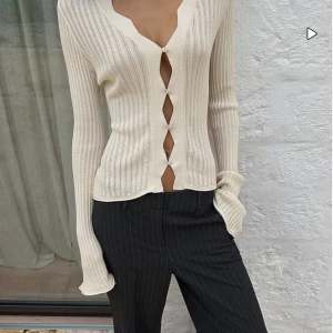 Gråa randiga kostymbyxor - Snygga svarta kostymbyxor med diskreta ränder. Byxorna har en klassisk design med raka ben och en elegant passform. Perfekta för en stilren look. Säljer dessa då jag beställde hem 2 storlekar men 36 passade mig bättre. Därav försäljning. Ny med prislapp! 