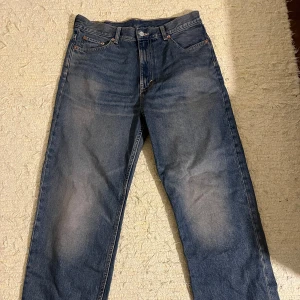 Weekday galaxy jeans  - Weekday galaxy jeans i size 30 i midja, 32 i längd! Säljer eftersom jag knappt använt dem! 