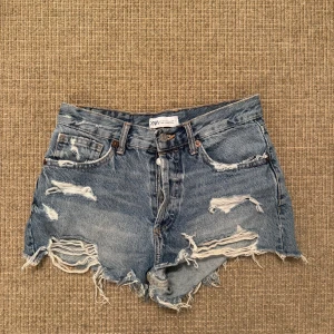 Ljusblåa shorts - Perfekta nu inför sommarn! Snygga blåa shorts från Zara i storlek 34!