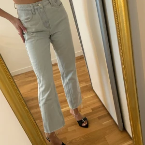 Ljusblå jeans zara  - Snygga ljusblå jeans med hög midja och fransade kanter.  Zara storlek S 36