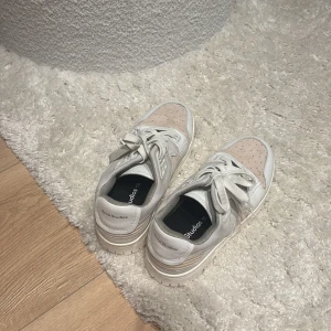 acne  - acne studios sneakers med beiga detaljer , använts en gång går säkert att rengöra, köptes i acne butiken i stockholm för typ två år sen för 3,500 om ja minns rätt!!  Har inte box eller kvitto men går säkert att kolla så att dem är äkta i butik!! säljs på vissa hemsidor upp till 4000