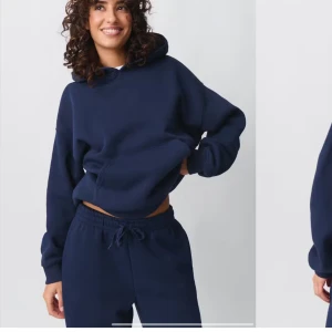 Hoodie - Marinblå hoodie från Gina tricot i storlek xs. 