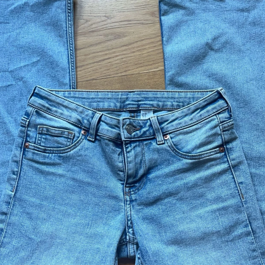 Ljusblåa lågmidjade jeans - 1