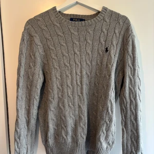 Ralph Lauren tröja - Säljer en stilren grå kabelstickad tröja från Ralph Lauren. Storleken är S.