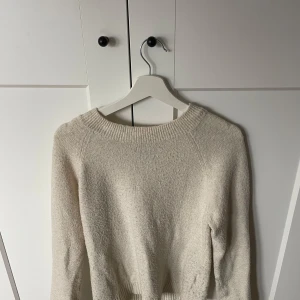 Stickad tröja i olika färger - Säljer tre stickade tröjor i vitt, grått och rosa från vero moda. Alla tröjor är använda få gånger och är då i mycket bra skick. Alla tröjor är i storlek XS och säljer alla för 250kr💕