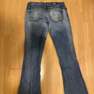 Blå bootcut jeans från Rock & Republic - Snygga blå lowwaist bootcut jeans från Rock & Republic som tyvär är för små vet inte exakt storlek men skulle säga storlek 26 eller 27! Det finns en defekt finns ingen knapp men lätt att fixa!