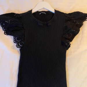 Zara topp - Ribbad volang topp från Zara, har aldrig använt den eftersom den inte är min stil💔