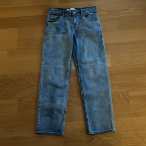 Blå jeans från Levi's - Säljer blå/grå Levis byxor aldrig andvänta!! Det står 16 år men sitter lite litet på mig som är 176cm