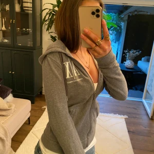 Grå zip-up hoodie från Armani Exchange - Säljer en snygg grå hoodie från Armani Exchange med dragkedja och stor logga på bröstet. Använd få gånger. Org pris: 1000?