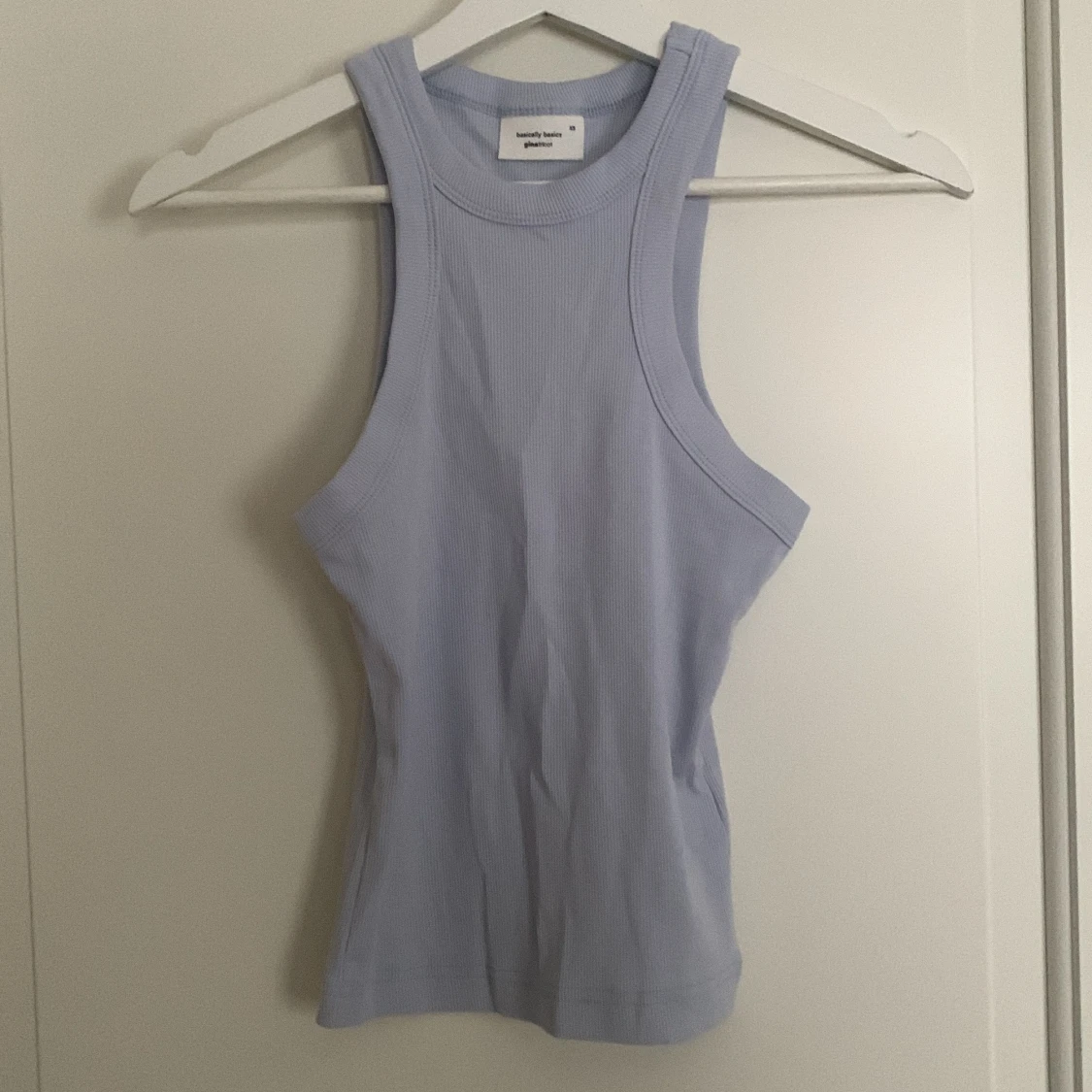 Ljusblå ribbad linnetopp