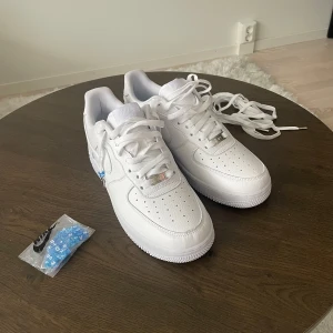 Nike Air Force 1 - Nocta - Nike Air Force 1 - Nocta. Helt nya och dags att det får en ny ägare. Storlek 42. Varken kvitto eller kartong finns. Men tillbehör finns kvar. 