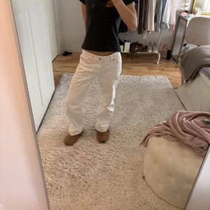 Vita baggy jeans - Vita baggy jeans från Bomerang i storlek W31L32 midjemått 40 rakt över 