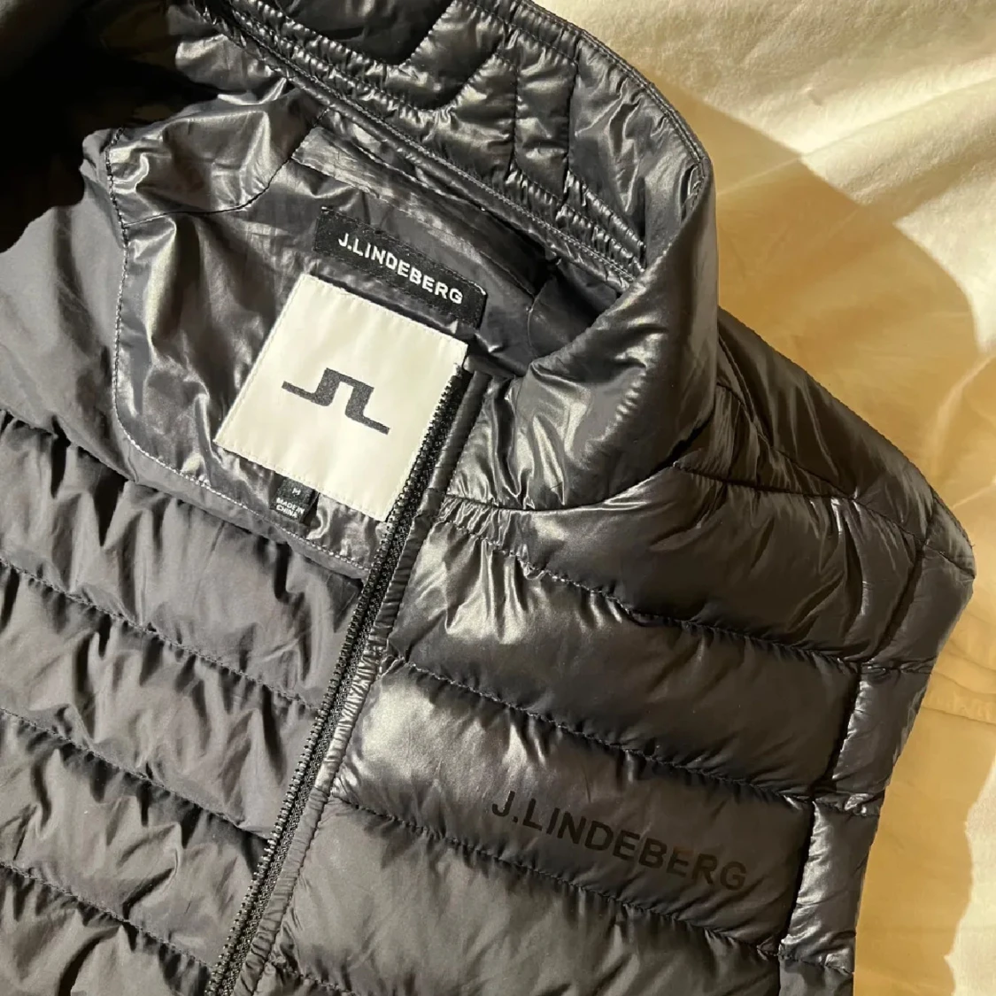 Svart dunväst från J.Lindeberg - 2