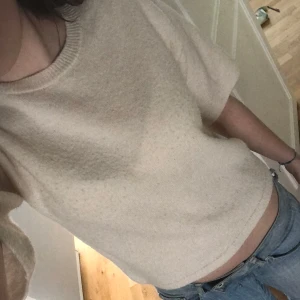 Beige stickad tröja - Säljer en mysig beige stickad tröja med korta ärmar. Från H&M i storlek 146/152 men passar som oversized S.💗