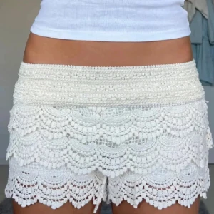 Vita spets shorts - Snygga vita spets shorts!! Låga i midjan. Säljer då de tyvärr är lite för små för mig. Lite osäker på storlek men skulle gissa XS/S! Första bilden är lånad, de andra 2 är mina💖💖💖