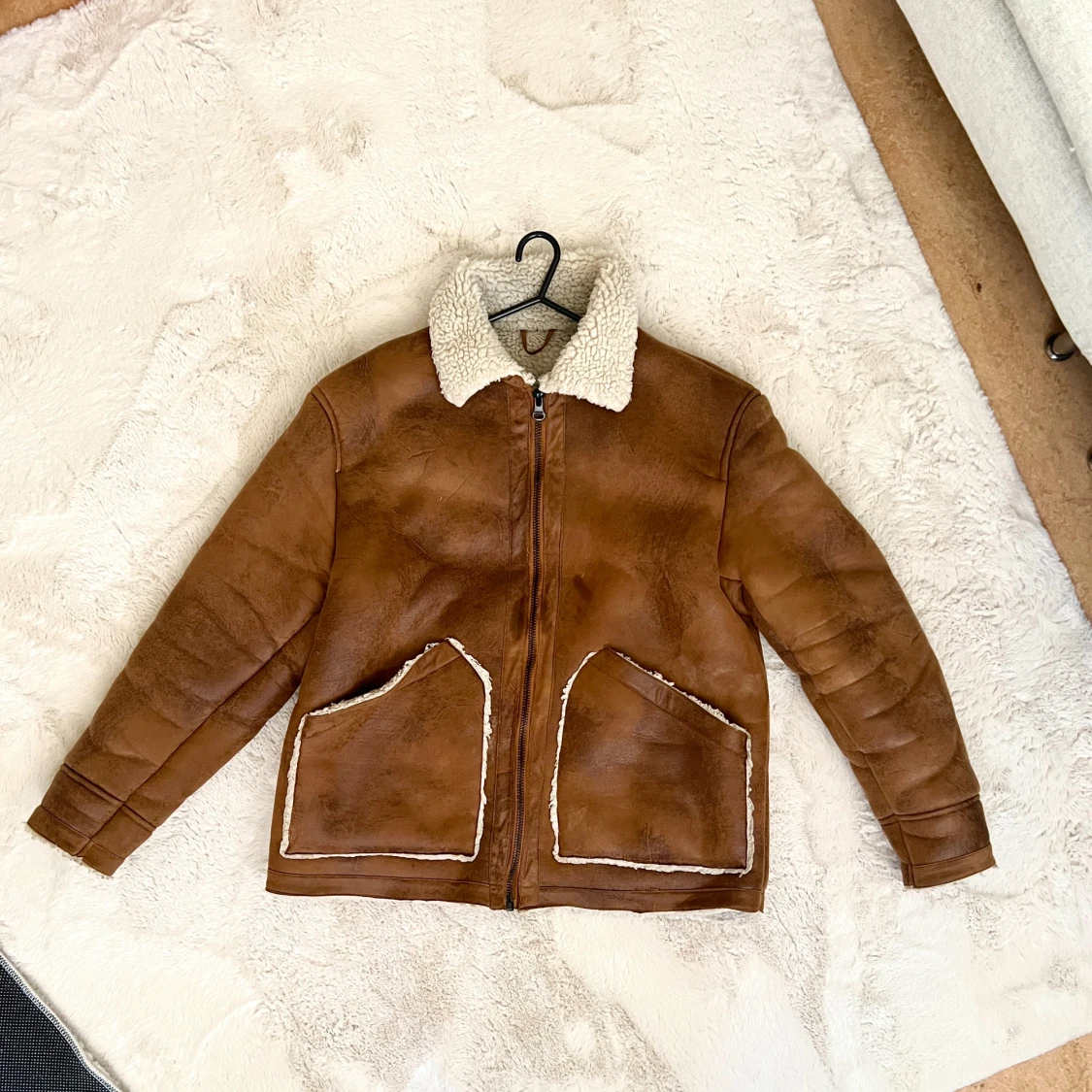 Brun syntetiskkinnjacka med foder