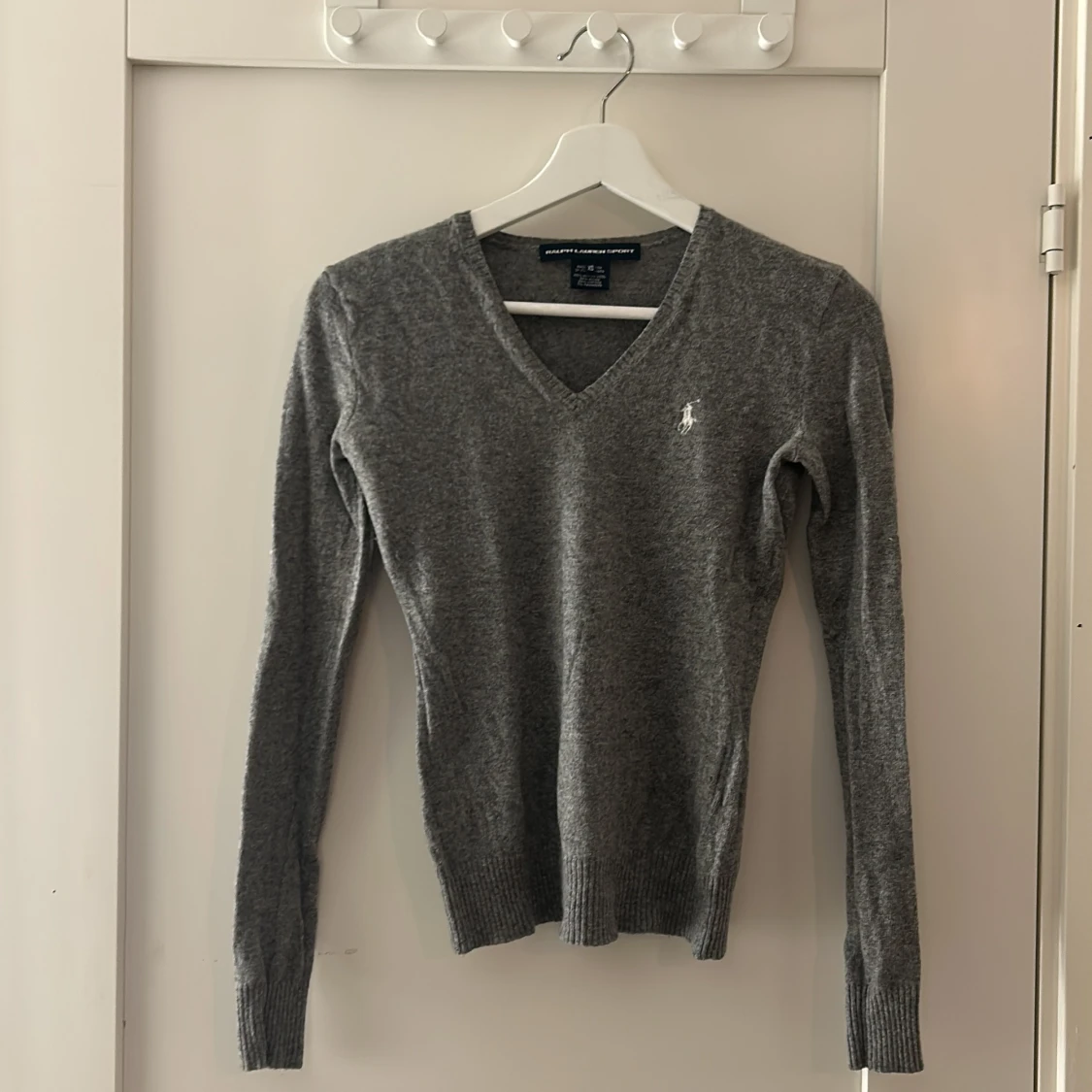 Grå v-ringad tröja från Ralph Lauren Sport