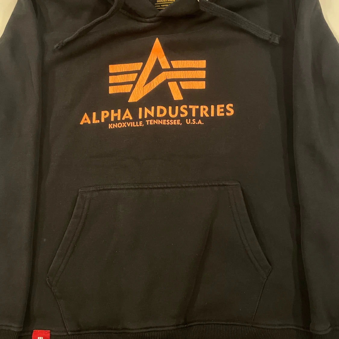 Svart hoodie från Alpha Industries