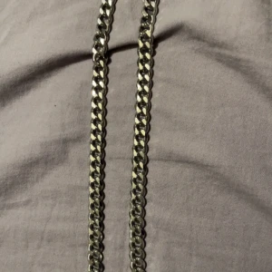 äkta silver halsband - Snyggt silverfärgat halsband med en klassisk kedjedesign. Perfekt för att ge en stilren touch till din outfit.