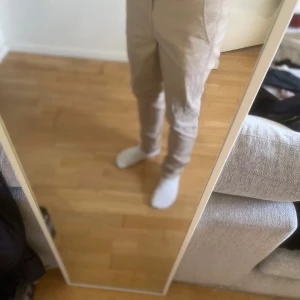 Beige byxor från Solid - Snygga beige byxor från Solid med en normal passform. Perfekta för en stilren look . W 31 L34