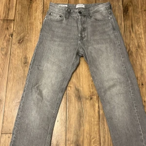Grå jeans från Jack & Jones - Snygga grå jeans från Jack & Jones. Dem är i nyskick och har inga defekter och är endast provade. Bara att skriva om det är något som ni undrar! Kan tänka mig att sänka priset vid snabb affär.