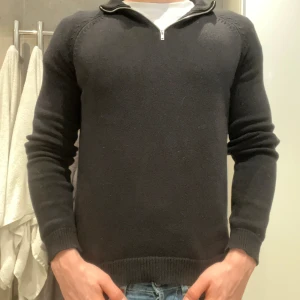 Svart stickad tröja med dragkedja - Säljer en stilren svart stickad tröja med dragkedja vid halsen från asos. Tröjan har långa ärmar och storleken är S. Hör av dig vid frågor🌟