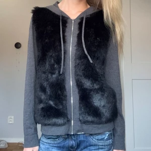 Kofta - Jättesnygg stickad kofta/jacka med päls❤️ jättefint skick! Står storlek 3 på lappen, skulle säga att den sitter som en s/m❤️