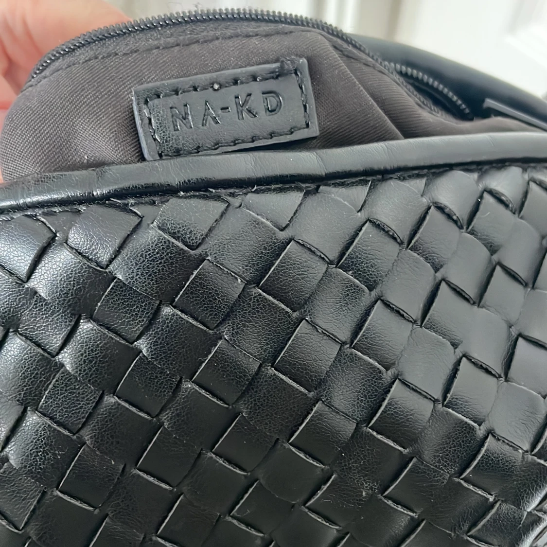 Svart flätad axelväska från NA-KD - 2