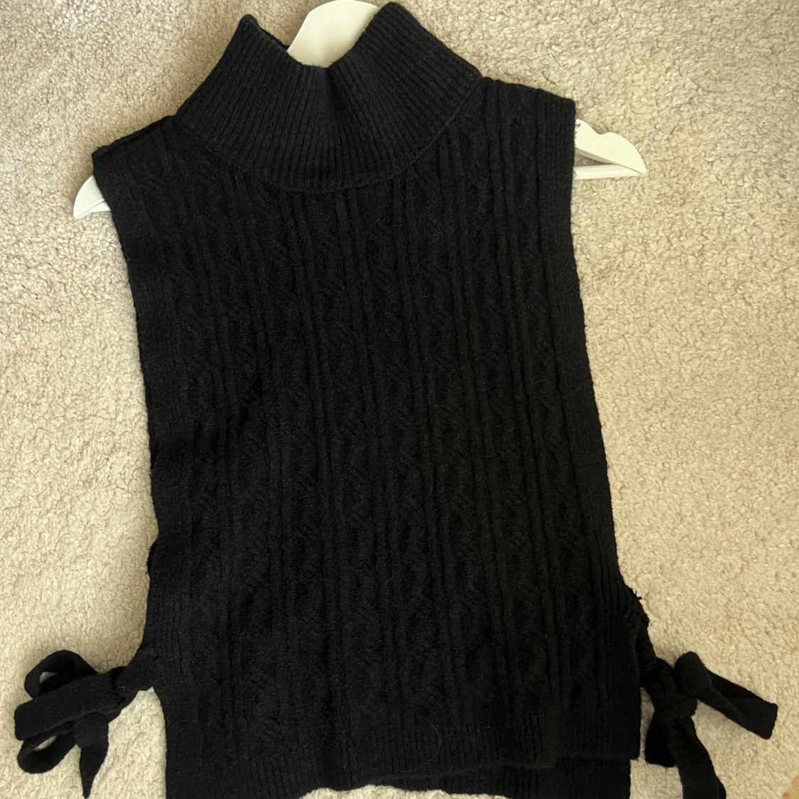 Svart stickad väst med knyt - 2
