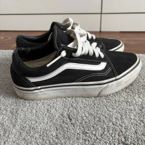 Vans skor  - Jätte snygga Vans skor i str 37, var mina absoluta favorit skor innan de tyvärr blev för små :( 