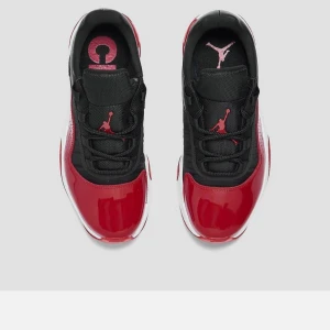 Svarta och röda air Jordan 11 - Jätte Snygga svart röda Jordan 11 som är blanka där frame. 