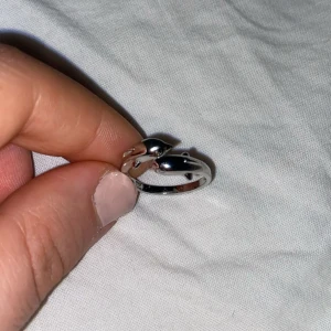 Silverfärgad ring med delfindesign - Säljer en unik silverfärgad ring med en vacker delfindesign. Ringen har en elegant och stilren look. Säljer på grund av den inte kommer till användning. Ingen aning vart den är ifrån. 💕