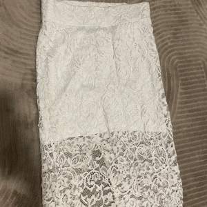 En elegant snygg spetskjol från H&M 😍. Kjolen har super skön material och sitter bra åt.