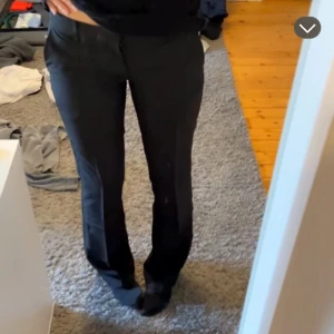 Svarta kostymbyxor - Snygga kostymbyxor från bikbok, modell Vera så de är dom lågmidjade. Har tall modellen så passar perfekt om man har lite längre ben! Säljer då jag har 2 exakt lika dana