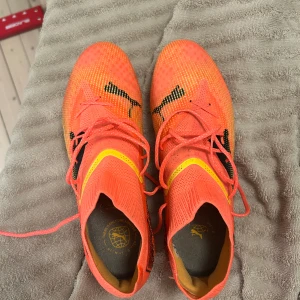 Puma fotbollsskor  - Puma fotbollsskor, skruvdobb, skick 9.5/10 använda 2-3 gånger 