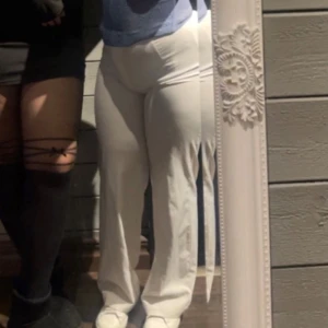 Vida kostymbyxor  - Säljer dessa vita kostymbyxor från bikbok. De är i strl 38 och använda fåtal gånger. Jätte fint skick💓kan även passa 36