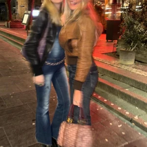 Mörkbrun skinnjackan  - Brunn skinnjacka med detaljer. Vintage med nybyggt dragkedja hos en skomakare.