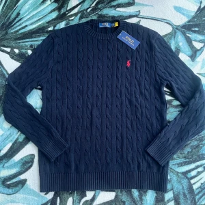 Ralph Lauren stickad  - Hej, säljer min blå stickade tröja ifrån Ralph Lauren. | tröjan har inga defekter och alla taggar sitter kvar samt scan finns. | digitalt KVITTO finns | skriv vid eventuell frågor | pris ej huggt i sten.