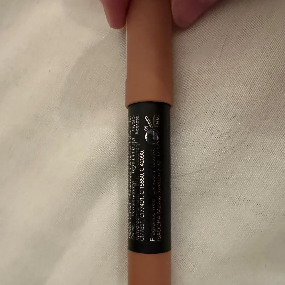 Snygg läppenna från Isadora i en matt finish. Färgen är en mjuk nude-ton som ger en satinmjuk känsla på läpparna. Perfekt för en naturlig look med en touch av elegans. Endast swatchad.. Beauty.