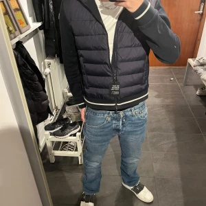 Moncler maglia cardigan  - Säljer en helt ny Moncler maglia cardigan från Merchsweden | Skick 10/10 det finns inga defekter överhuvudtaget!!! Kvitto finns!! | Storlek L passar M | Nypris ca 10 000kr | Mitt pris 5499kr | Tveka inte att ställa frågor! | Fråga gärna om fler bilder!