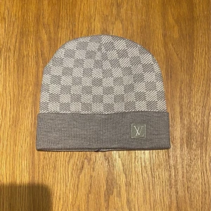 Mössa  - Helt ny mössa. Aldrig använd. Fraktar inom 24 timmar.