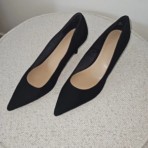 Svarta pumps med spetsig tå - Eleganta svarta pumps i svart med spetsig tå. Perfekta för en stilren look. Passar till både formella och avslappnade tillfällen. Endast provade!